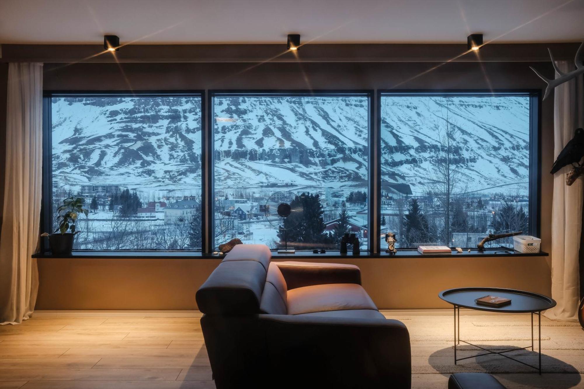 Botnahlid Villa, Mountain And Town Views And Outdoor Sauna * Seythisfjorthur