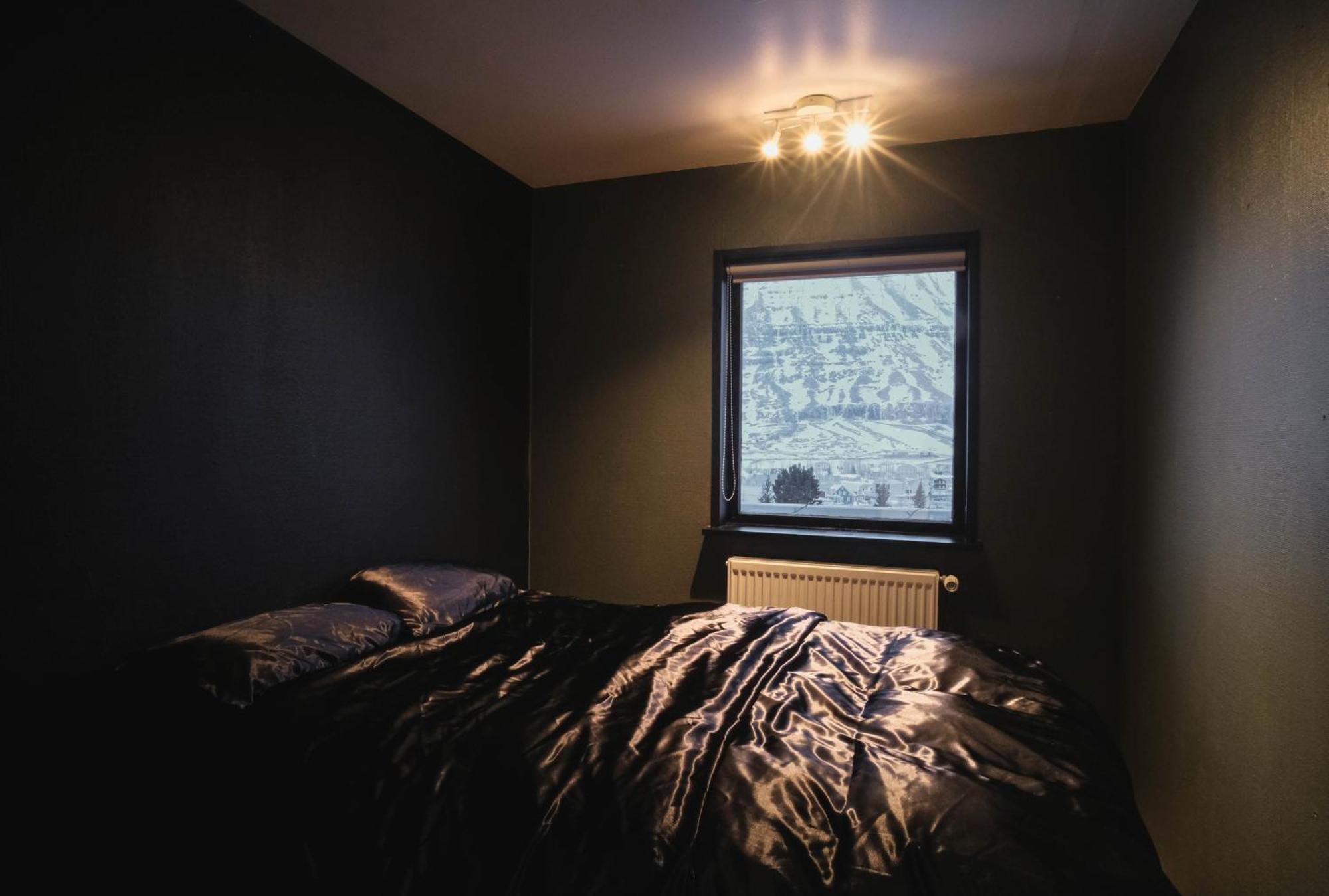 Botnahlid Villa, Mountain And Town Views And Outdoor Sauna Villa Seythisfjorthur